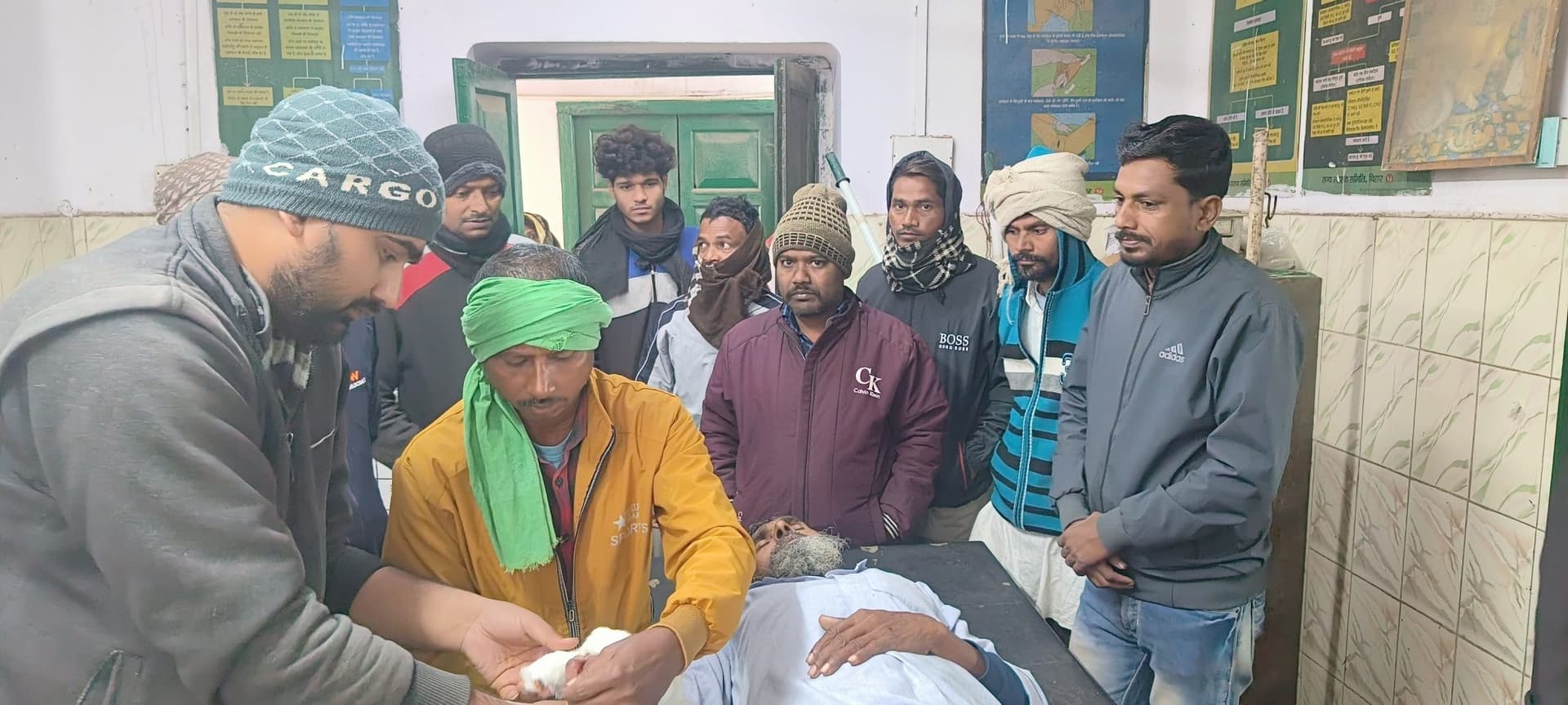 एंबुलेंस की ठोकर से तीन जख्मी, दो रेफर