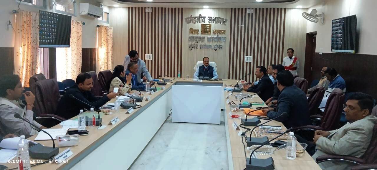 गुणवत्ता के साथ योजनाओं को निर्धारित समय पर करें पूरा : आयुक्त