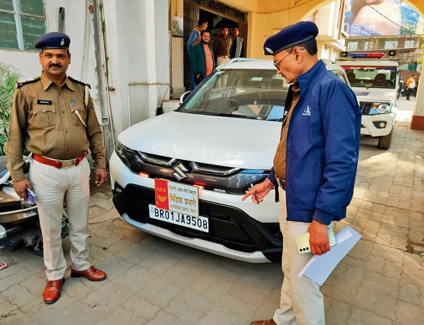 प्रतिबंधित हॉर्न व हूटर के इस्तेमाल के कारण कार को किया गया जब्त