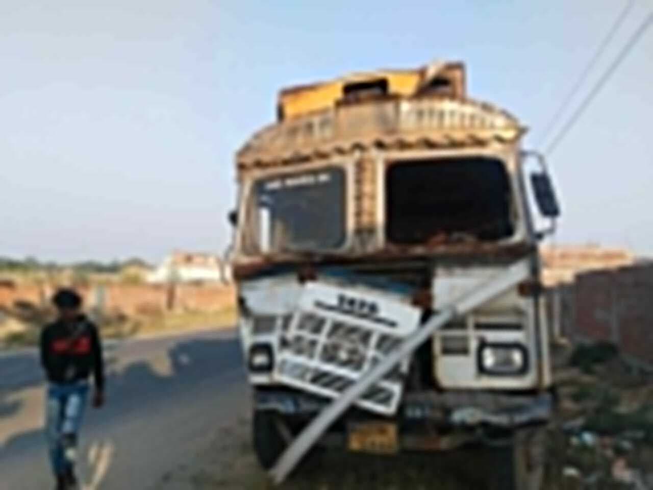 बच्चों को ले जा रहे स्कूल बस में ट्रक ने मारी जोरदार टक्कर, बाल-बाल बचे बच्चे