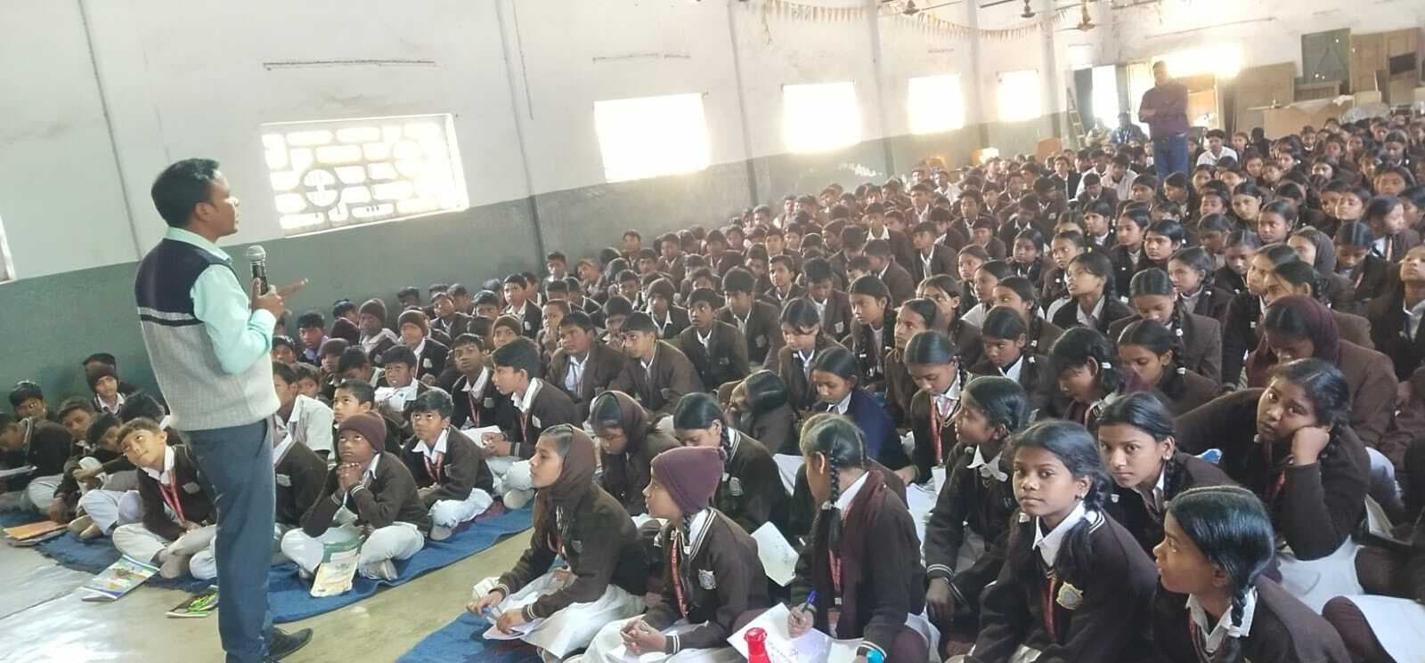 बच्चों की मदद के लिए 24 घंटे काम करते हैं हेल्प लाइन नंबर