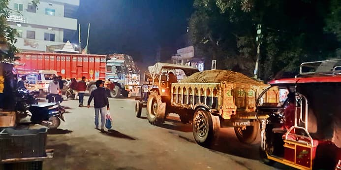 पीरो में हर दिन नो इंट्री का हो रहा उल्लंघन, शाम छह बजे से ही बालू लदे वाहनों की शुरू हो जाती है शहर में इंट्री