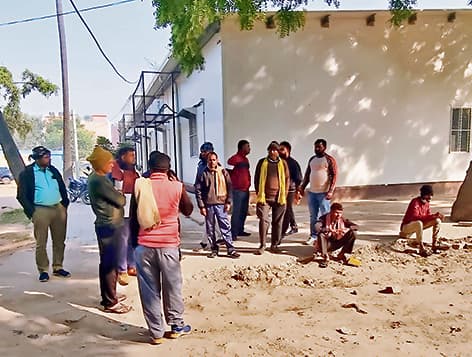 पटना-इंदौर एक्सप्रेस ट्रेन से गिरकर बिजली मिस्त्री की मौत