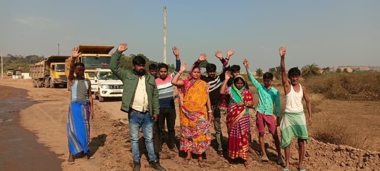 नौकरी व मुआवजे की मांग को लेकर रैयतों ने किया सड़क जाम