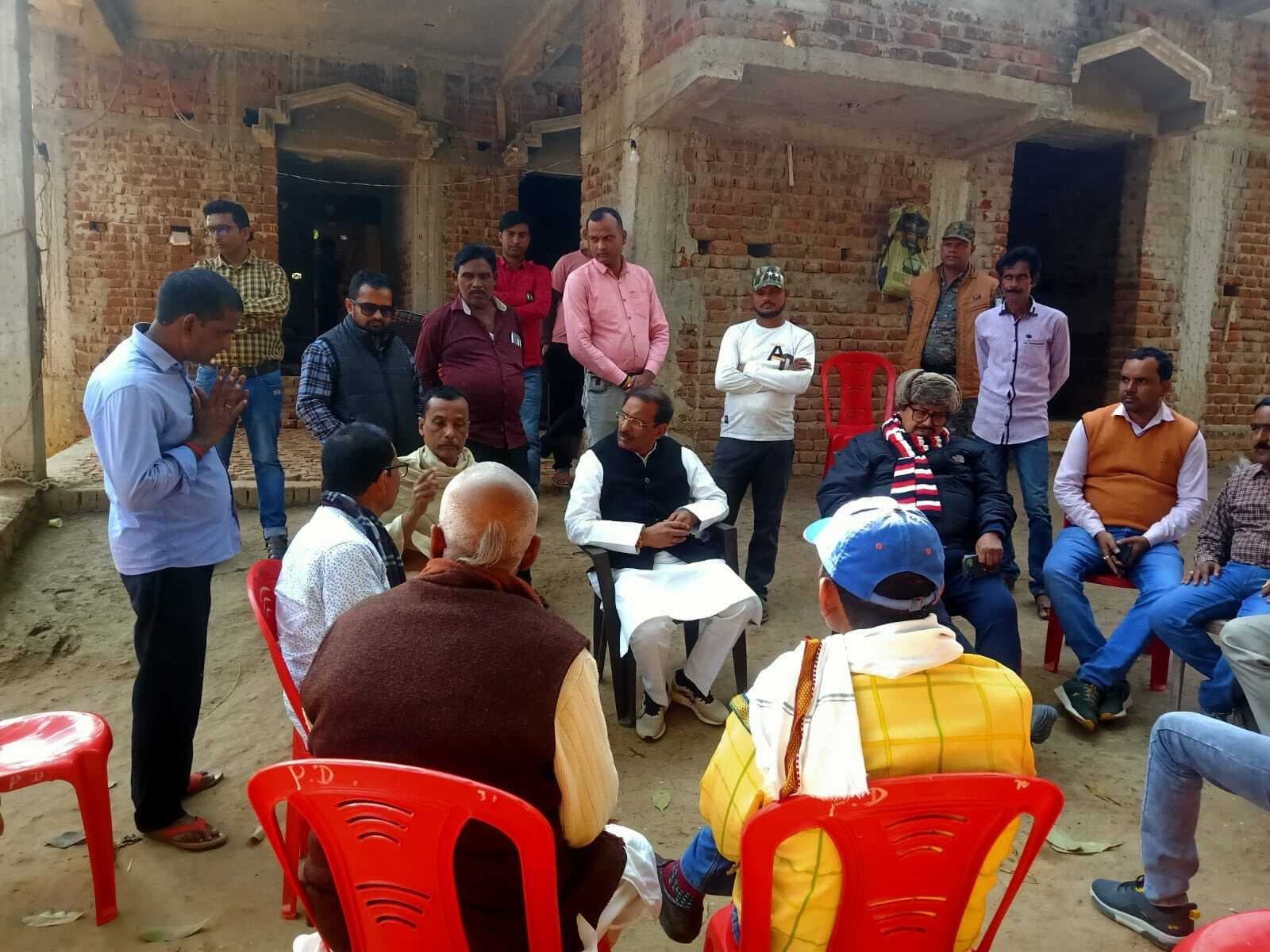 शोकाकुल परिवारों से मिले सारठ विधायक, बंधाया ढांढस