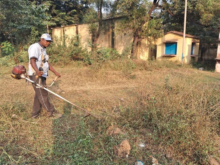 Jamshedpur news. प्रखंड परिसर में बनेगा पार्क, बैठने की होगी व्यवस्था : सुमित प्रकाश
