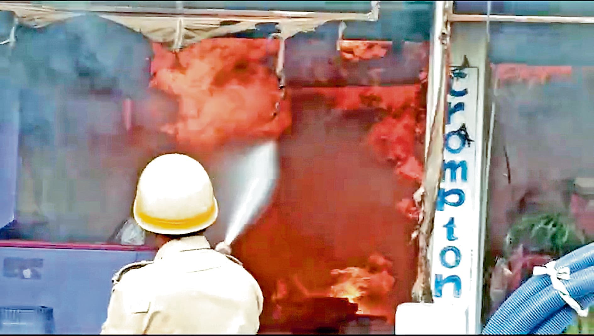 दो दुकानों में लगी आग लाखों का हुआ नुकसान