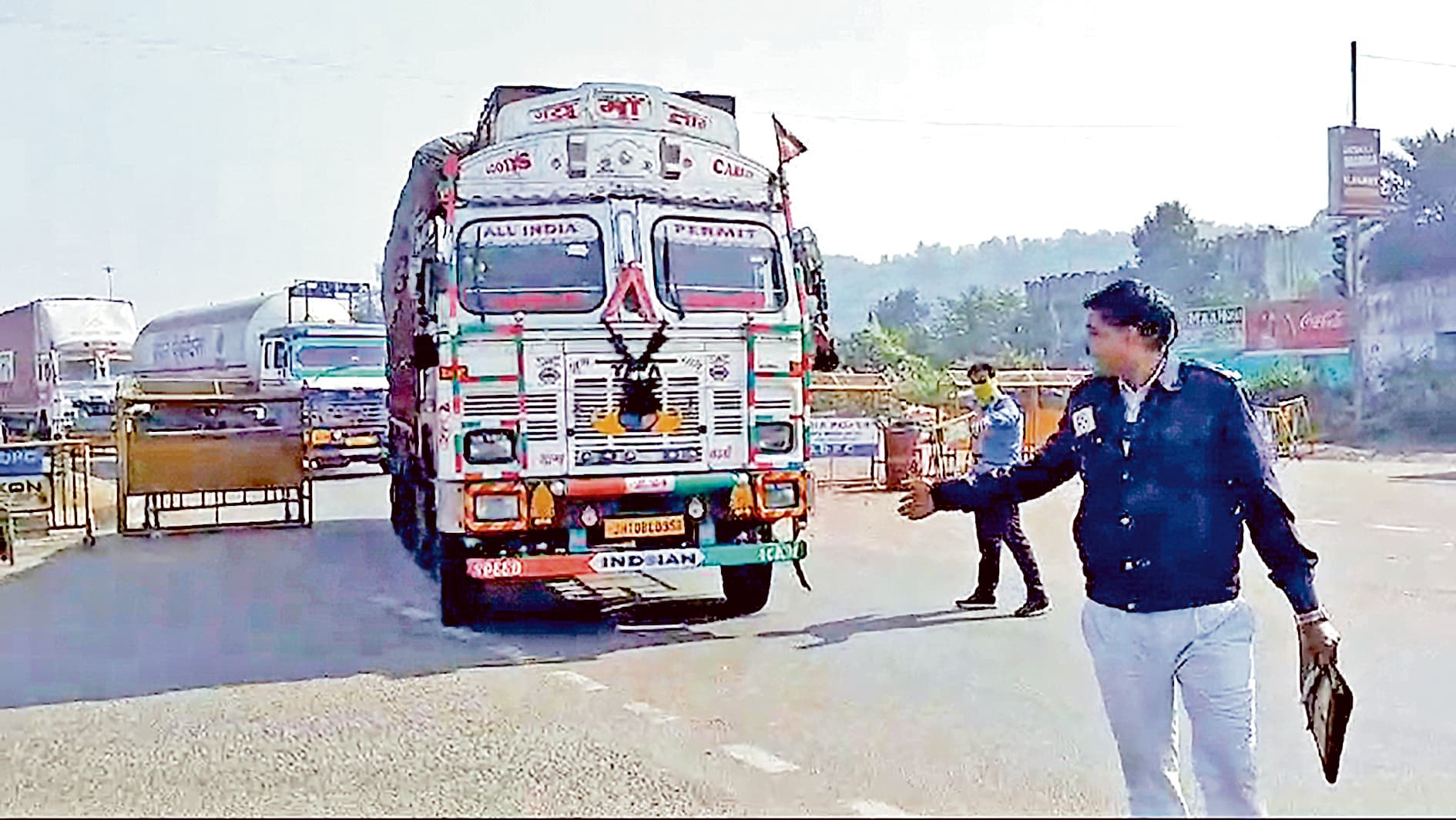पशु चारा का फर्जी चालान दिखा कर बॉर्डर पर आलू पार कराने के दौरान पुलिस ने पकड़ा