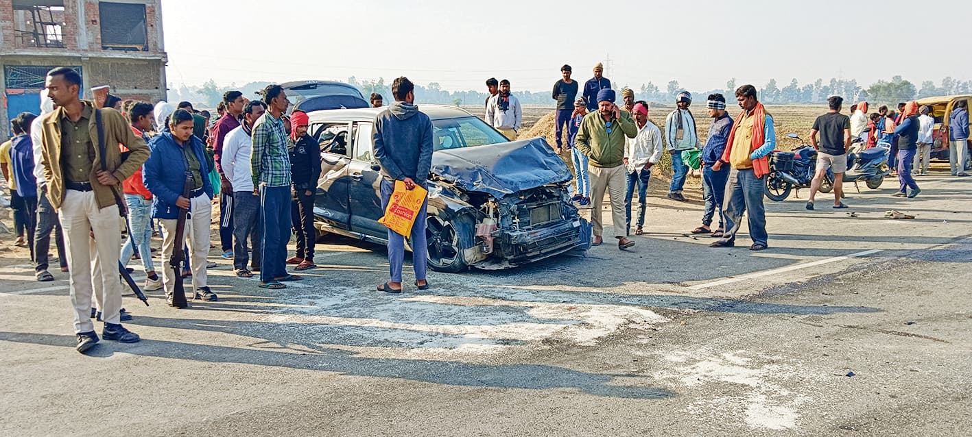 स्कूल वैन से टकरा कार के परखचे उड़े, बच्चा गंभीर