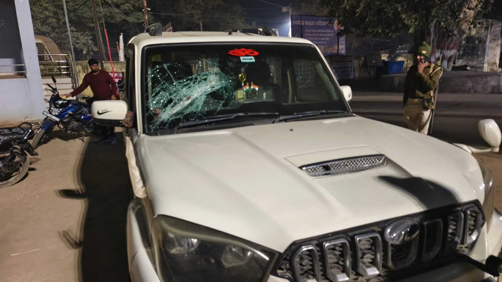 Aurangabad News : खान निरीक्षक के वाहन पर हमला, तोड़े शीशे