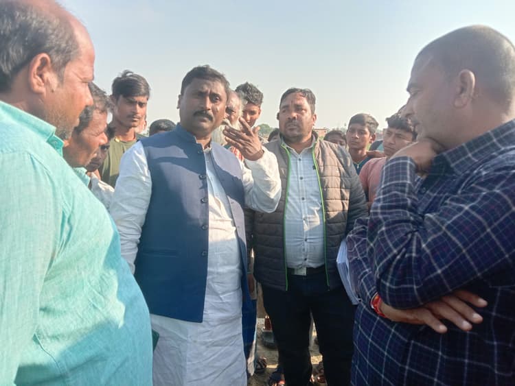 Aurangabad News : सड़क नहीं बनाने पर ग्रामीणों ने निर्माण कार्य को रोका