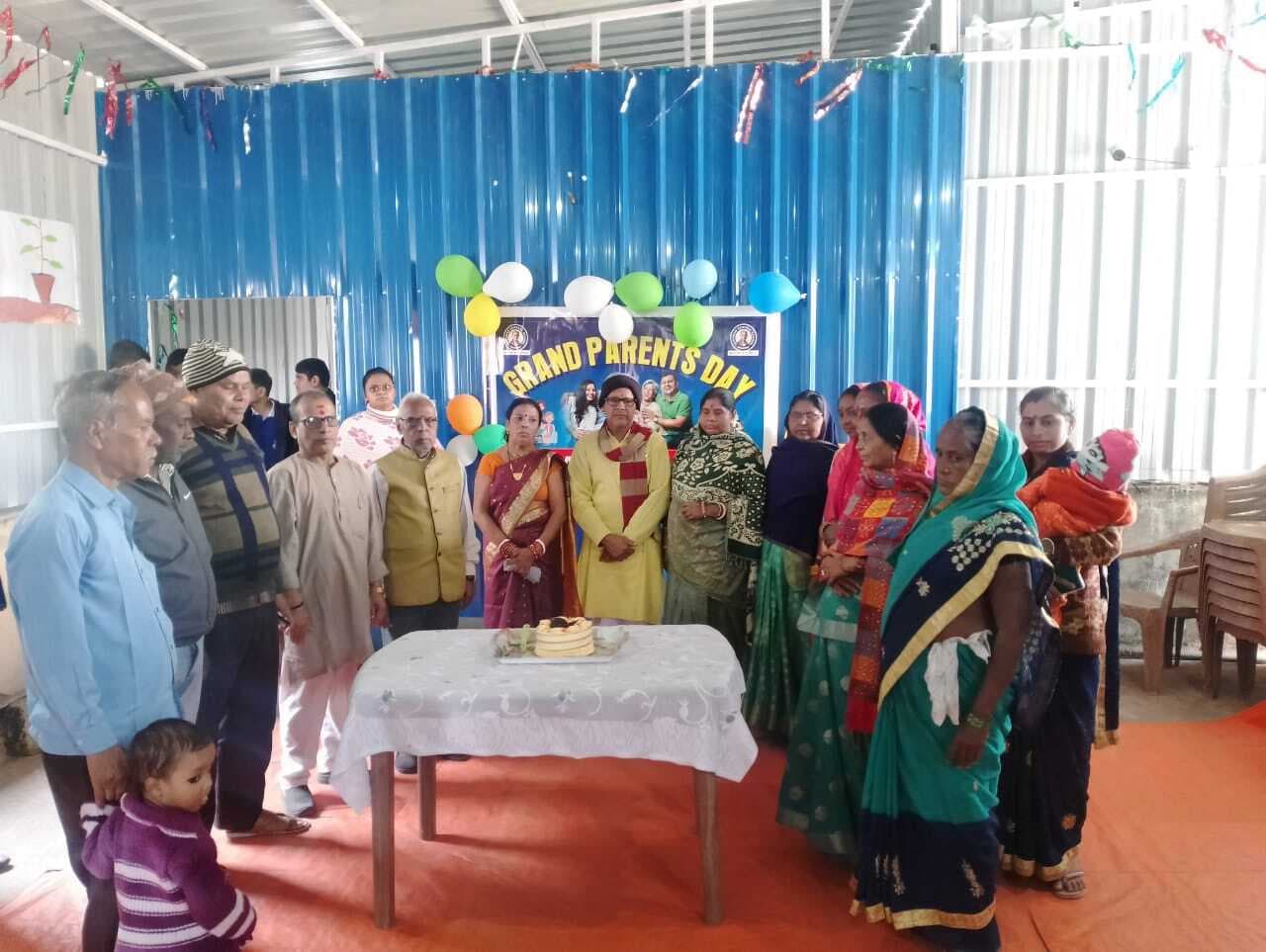 Deoghar news : सेंट्रल स्कूल में मनाया गया ग्रैंड पेरेंट्स-डे, बच्चों ने लघु नृत्य नाटिका के जरिये घर के बुजुर्गों के योगदान का दर्शाया