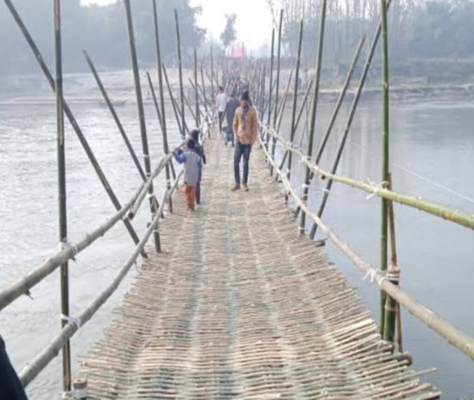 दस लाख की लागत से कोसी नदी के हाटी घाट पर जुगाड़ पुल तैयार