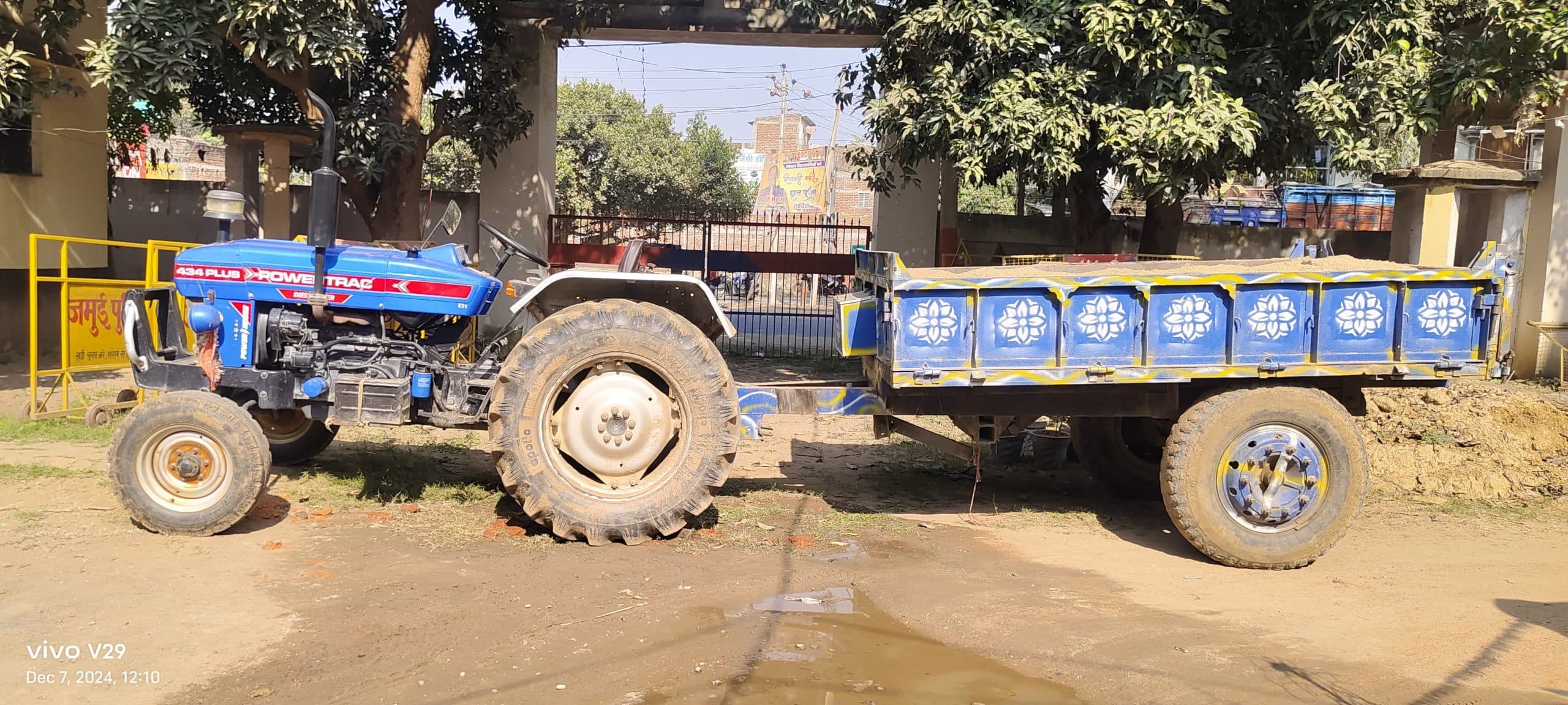 बालू लदे दो ट्रैक्टर जब्त, चालक फरार