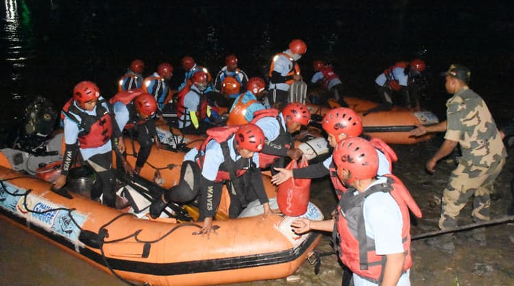 गंगानदी को स्वच्छ रखने का संदेश लेकर पहुंची बीएसएफ की टीम