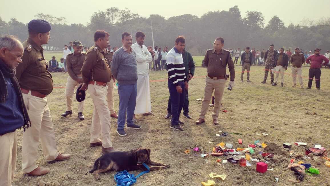 Darbhanga News: डकैती के पांच दिन बाद मैदान से मिले जेवर के खाली डब्बे