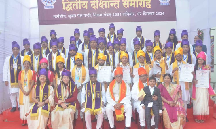 उपराष्ट्रपति के हाथों गोल्ड मेडल पाने से खिल उठे छात्र-छात्राओं के चेहरे