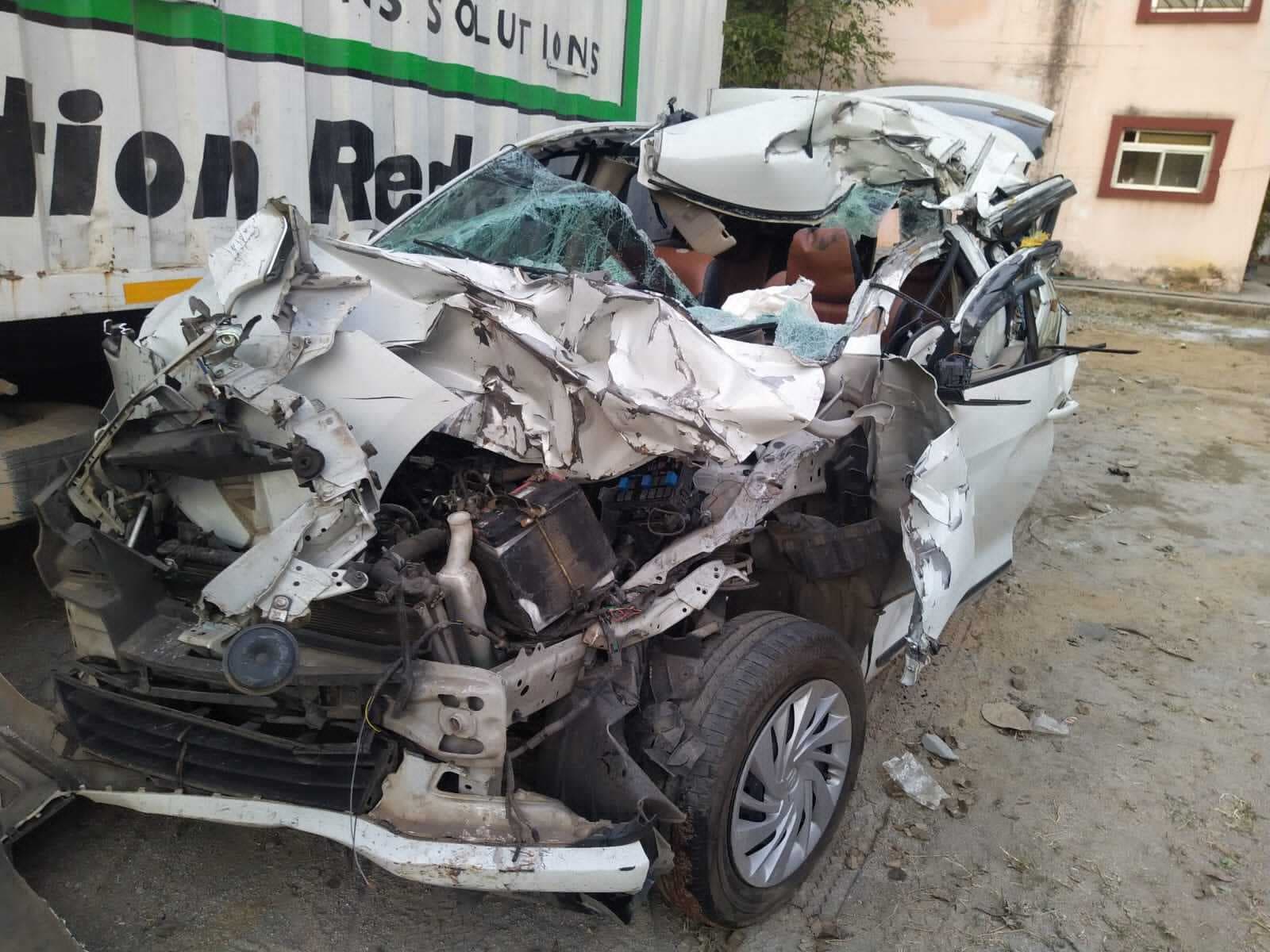 अनियंत्रित कार ने खड़े ट्रक में मारी टक्कर, एक की मौत, कई घायल