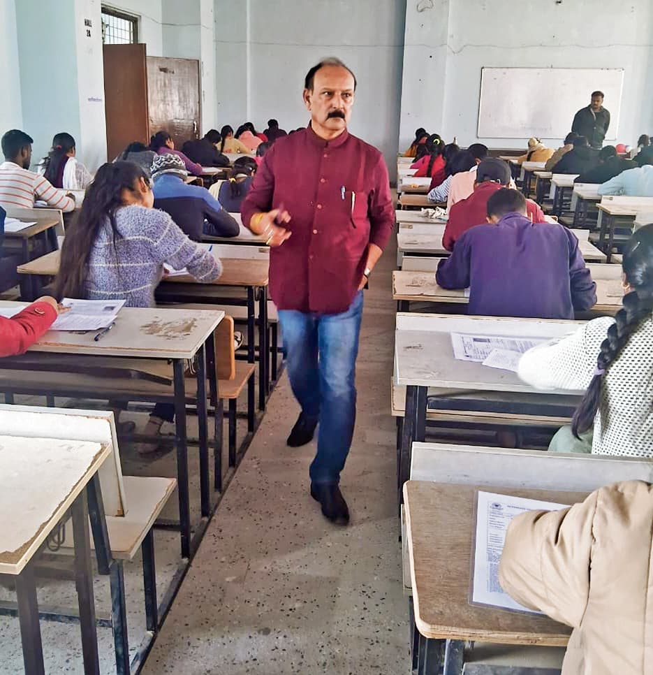 Chhapra News : पहले दिन 11 केंद्रों पर ऑनर्स के 10 विषयों के पेपर थ्री की हुई परीक्षा