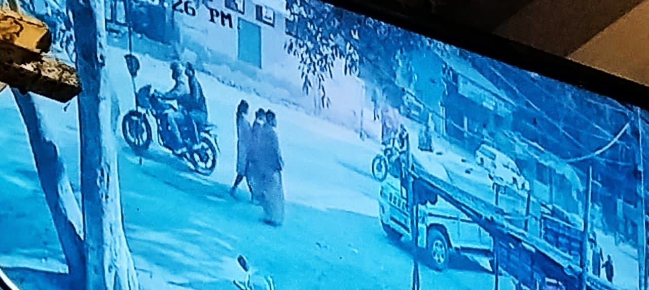 बोलेरो का शीशा तोड़ उचक्कों ने ढाई लाख रुपये उड़ाया