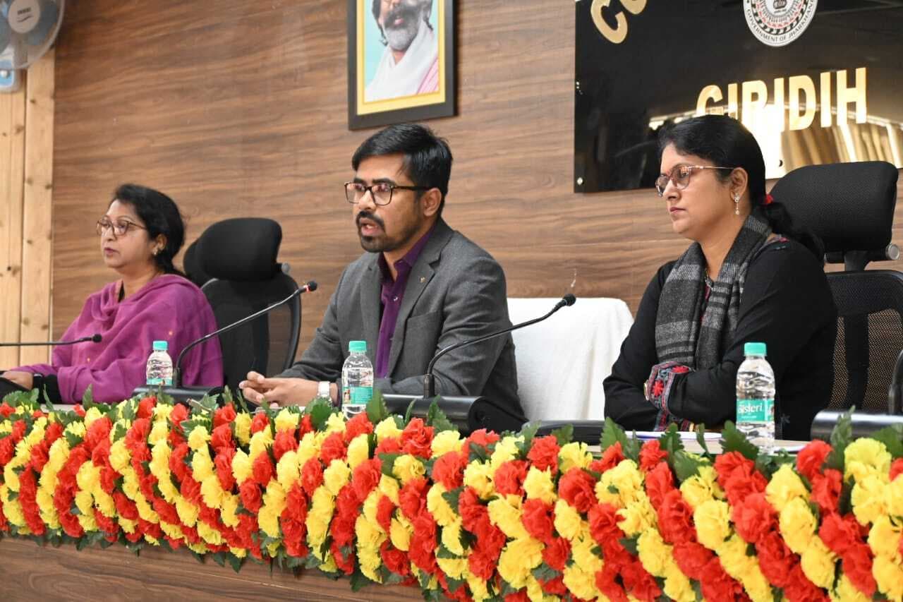 Giridih News :एक सप्ताह में योग्य लाभुकों को दें अबुआ आवास की स्वीकृति :डीसी