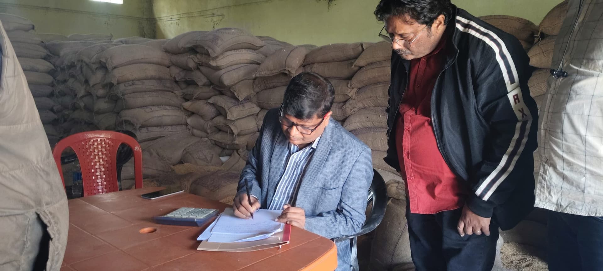 Giridih News :एसडीओ ने की जेएसएफसी गोदाम की जांच