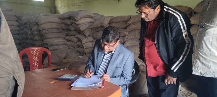 Giridih News :एसडीओ ने की जेएसएफसी गोदाम की जांच