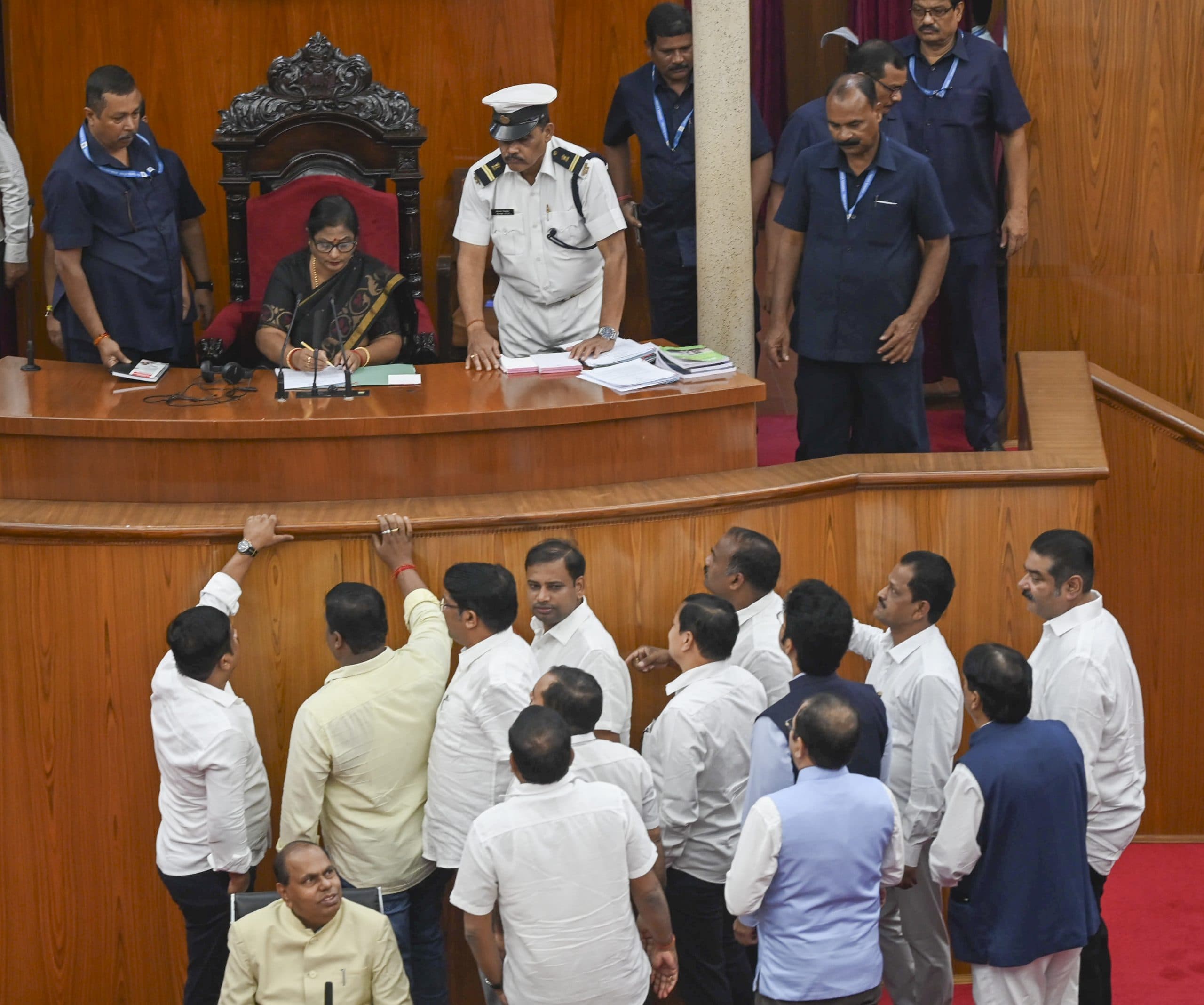 Bhubaneswar News: ओडिशा में पूर्ववर्ती बीजद सरकार के दौरान नौकरी घोटाले के आरोप को लेकर विधानसभा में हंगामा