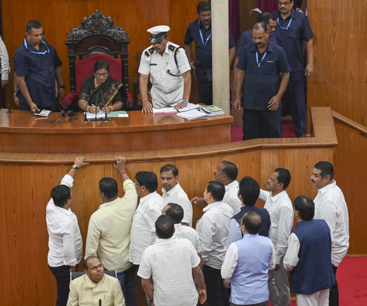 Bhubaneswar News: ओडिशा में पूर्ववर्ती बीजद सरकार के दौरान नौकरी घोटाले के आरोप को लेकर विधानसभा में हंगामा