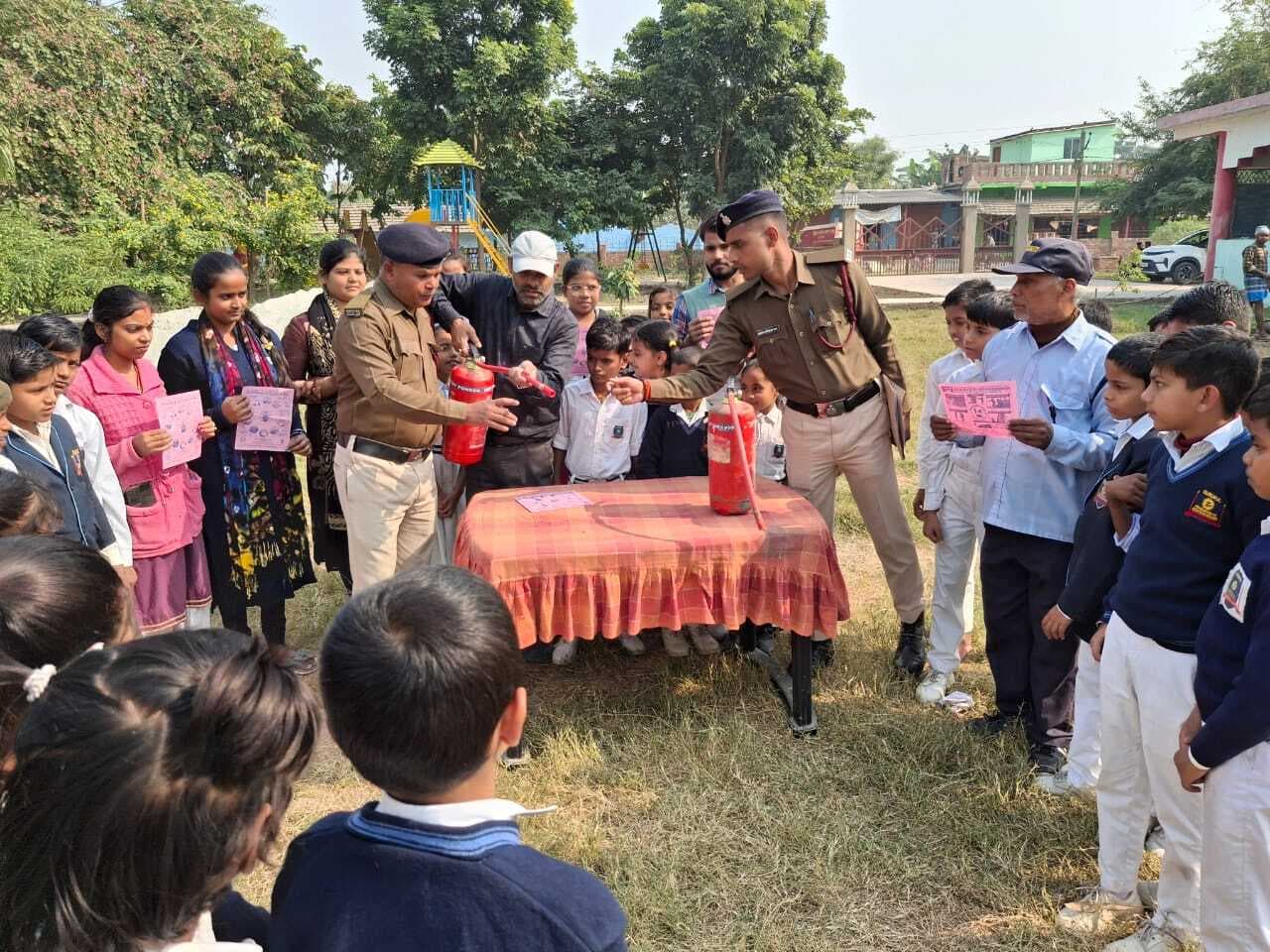 Katihar news : माॅक ड्रिल कर विद्यार्थियों को दी गयी अग्नि सुरक्षा की जानकारी