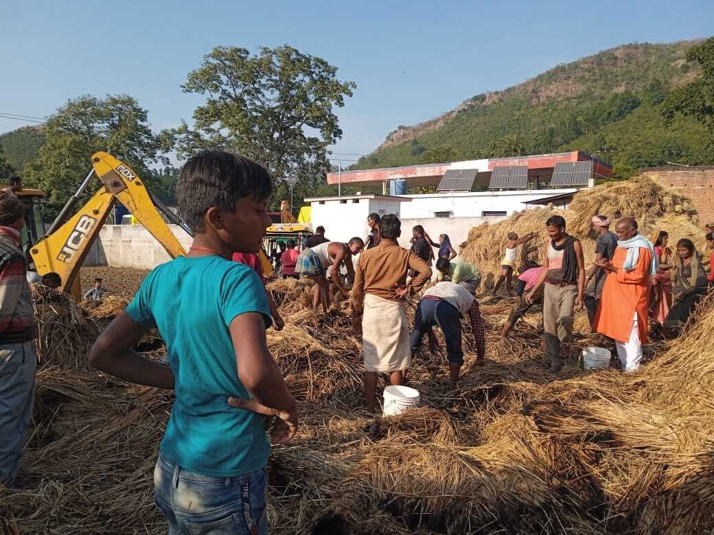 Giridih News: खलिहान में लगी आग, एक लाख का धान जला
