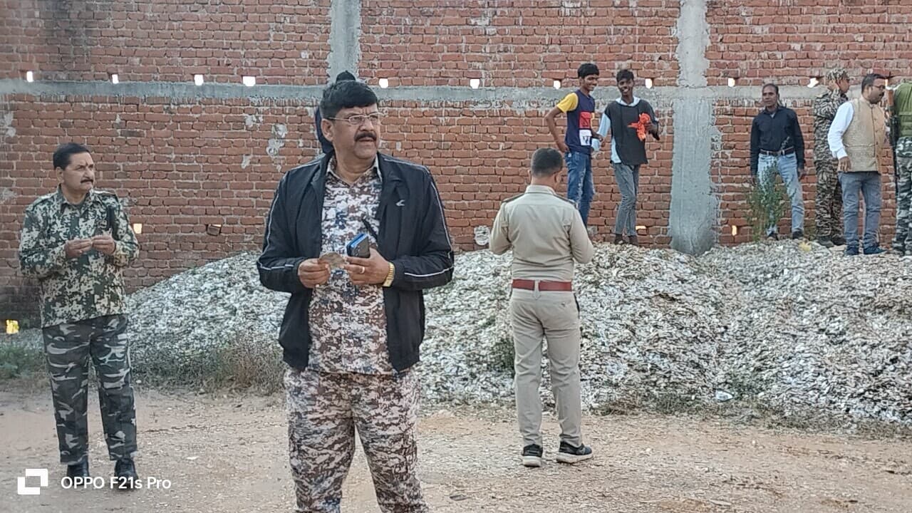 Giridih News: वन विभाग ने गोदाम में मारा छापा, 20 टन ढिबरा व डस्ट जब्त