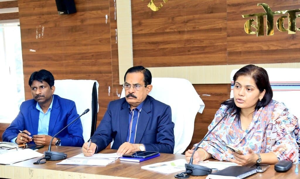 Bokaro News : खराब प्रदर्शन करने वाली पंचायतों के सचिवों का वेतन करें स्थगित : डीसी