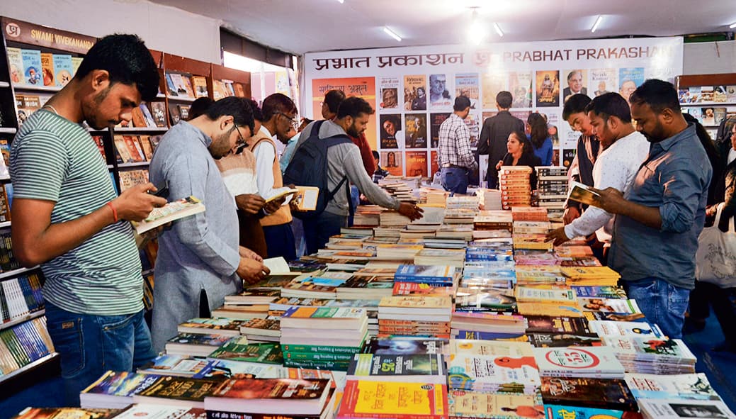 पटना पुस्तक मेले में उमड़ रही भीड़