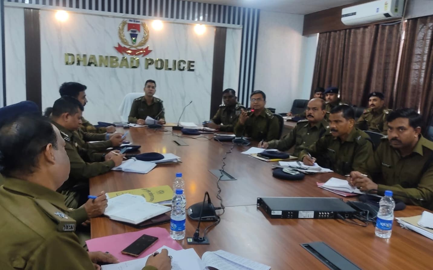 Dhanbad News : एटीएम, ज्वेलरी शॉप में चोरी की घटनाओं पर लगाए अंकुश : एसपी