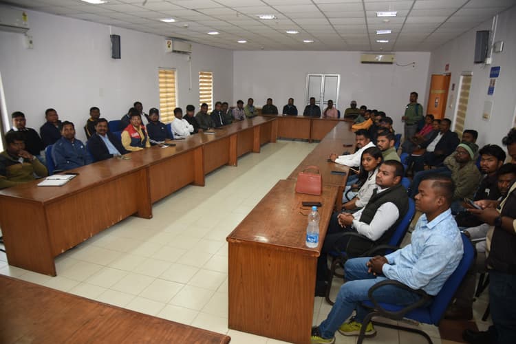 Jamshedpur news. ट्राइबल एंटरप्रेन्योरशिप प्रोग्राम में आदिवासी युवाओं ने सीखा उद्योग व व्यापार की बारीकियां