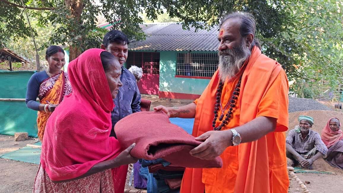 सतन आश्रम ने 50 बुजुर्गों के बीच बांटे कंबल