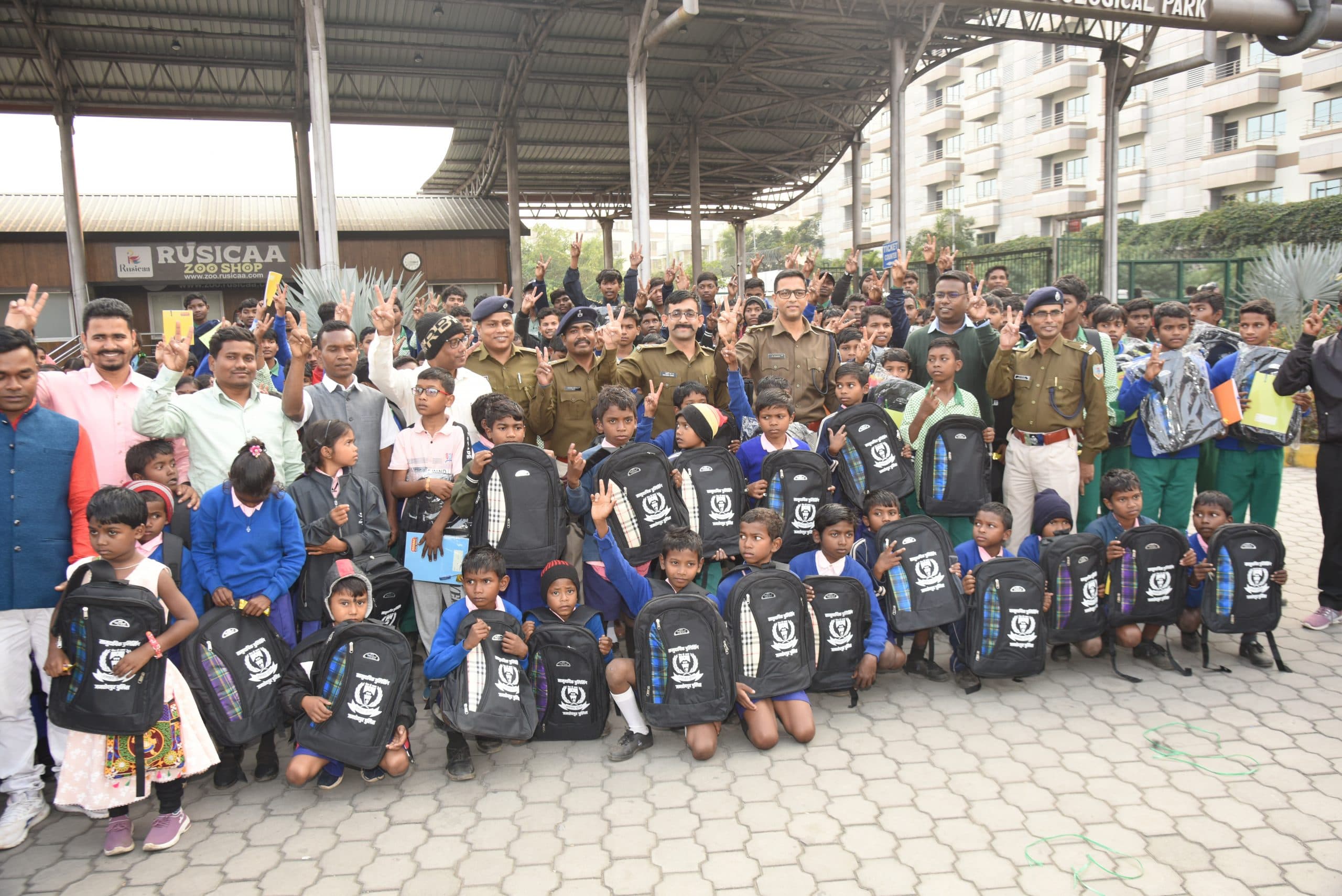 Jamshedpur news. डुमरिया : लखाइडीह के स्कूली बच्चों को पुलिस ने घुमाया जुबिली पार्क और चिड़ियाघर