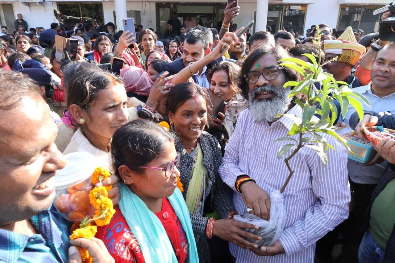 राज्य भर से रांची पहुंचीं पोषण सखी दीदियों ने हेमंत सोरेन को दी बधाई