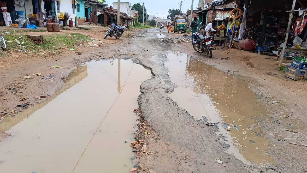 ग्रामीणों ने देवघर विधायक से सड़क मरम्मत कराने की मांग की