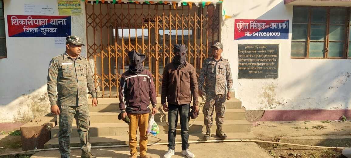 Dumka News: वाहन चेकिंग के दौरान दो साइबर ठग गिरफ्तार, 12 एटीएम कार्ड भी मिले