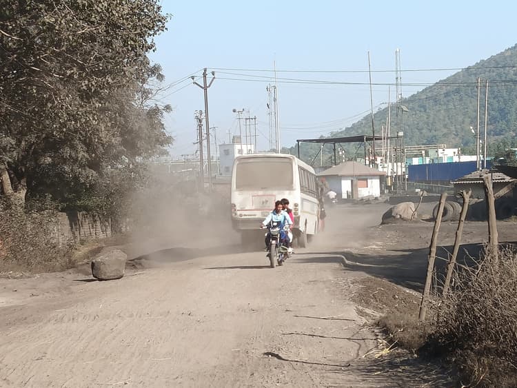 फ्लाइ ऐश से लोगों का सांस लेना मुश्किल, अधिकारी नहीं करते कार्रवाई