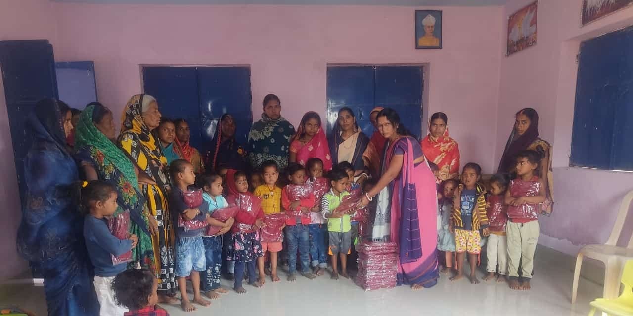 आंगनबाड़ी केंद्र के बच्चों के बीच स्वेटर वितरित