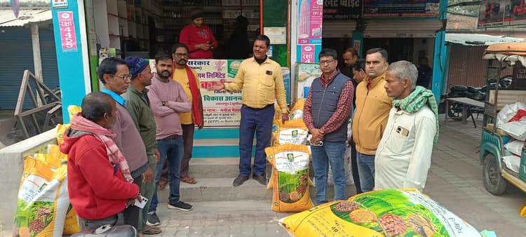 अनुदानित दर पर किसानों के बीच गेहूं व मटर का बीज वितरित