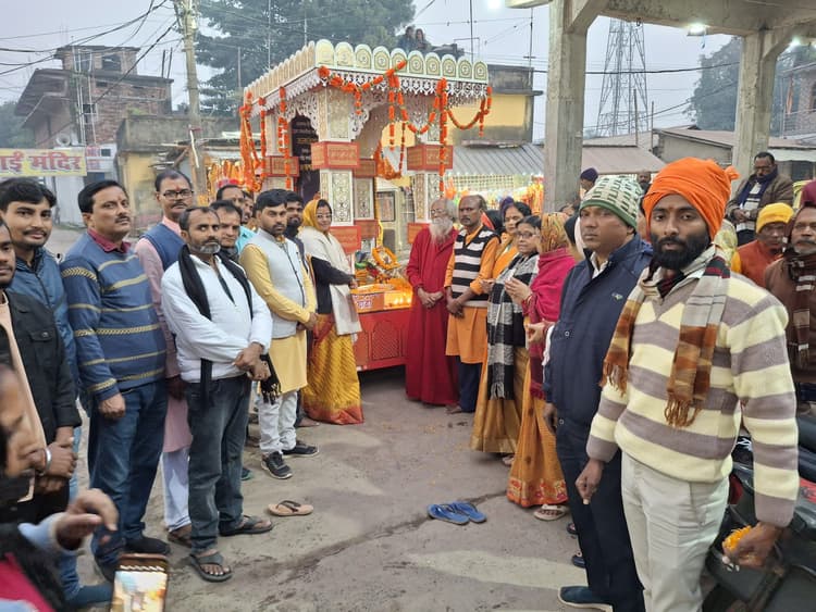 नानू बाबा ने की शक्ति कलश रथ की आरती