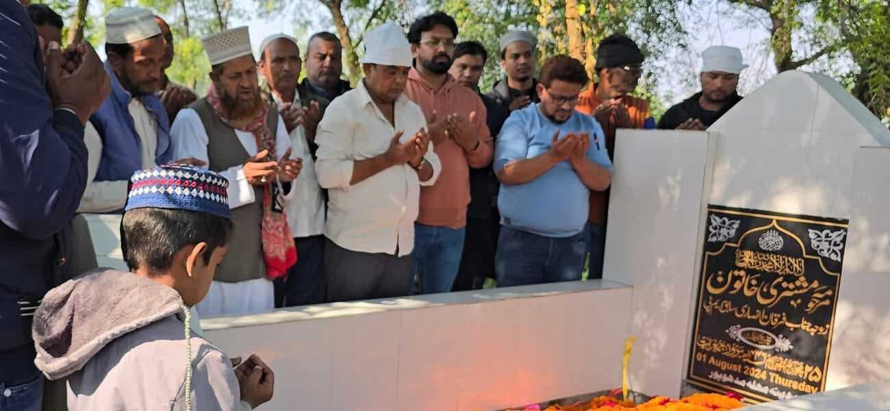 स्वास्थ्य मंत्री ने अपनी मां के कब्र पर पहुंच कर लिया आशीर्वाद