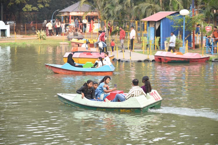 Jamshedpur News : पिकनिक स्पॉट पर सैलानियों की लगने लगी भीड़, सुरक्षा के कोई इंतजाम नहीं