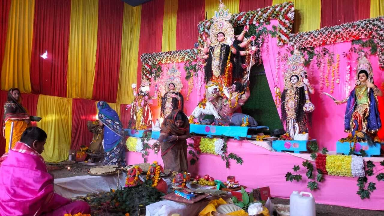 Deoghar News : हेमंती दुर्गा पूजा : वेदी पर विराजमान हुई माता, दर्शन-पूजन को उमड़े भक्त