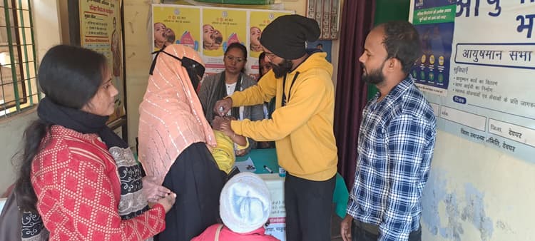 रेड क्रॉस सोसाइटी परिसर में बच्चों को पिलाया ड्रॉप्स