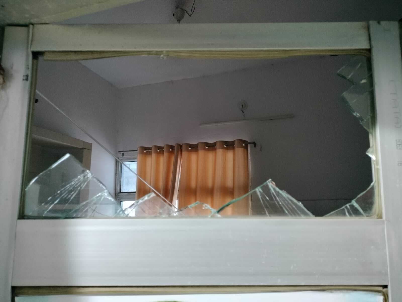 एंबुलेंस का पैसा जमा करने को लेकर मरीज के परिजनों ने चिकित्सक कक्ष में की तोड़-फोड़